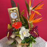 H29 - Arreglo floral con anturios, aves del paraíso, cymbidium y chocolates.