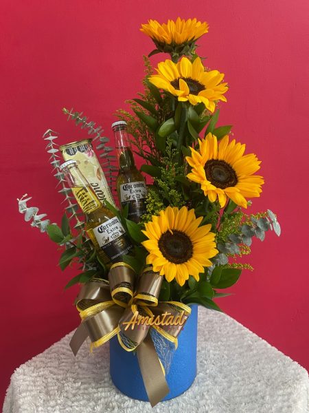 H23 - Caja decorativa con girasoles, cervezas y chocolatina.