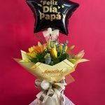 H26 - Bouquet con lirios y globo personalizado.