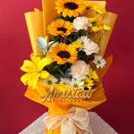 FA13 - Bouquet con girasoles, lirios, margaritas, claveles.