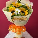 FA14 - Bouquet con girasoles, margaritas y chocolates.