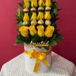 FA31 - Caja decorativa con rosas y chocolates.