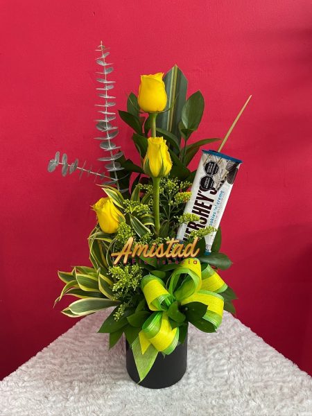 FA23 - Caja decorativa con rosas y chocolatina.