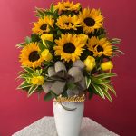 M13 - Florero con girasoles y rosas.