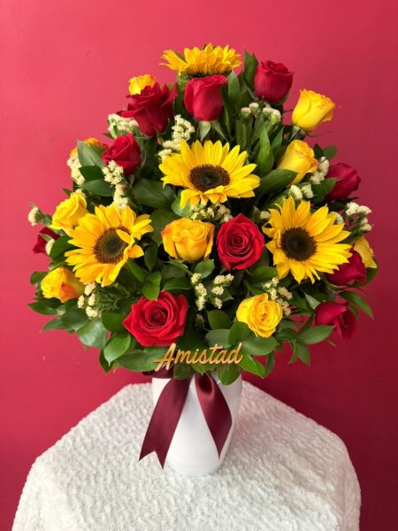 M15 - Florero con girasoles y rosas.