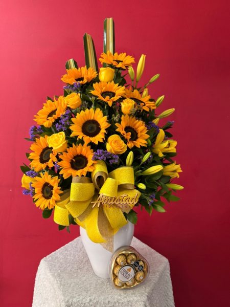 M18 - Florero con lirios, rosas, girasoles y chocolates.
