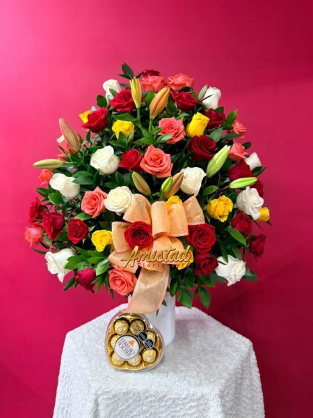 M19 - Florero con lirios, rosas y chocolates.