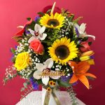 M20 - Florero con flores variadas.