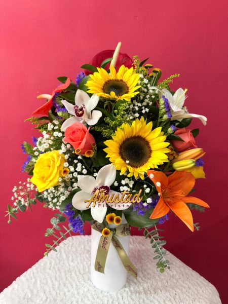 M20 - Florero con flores variadas.