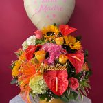 M23 - Caja decorativa con flores variadas y globo personalizado. 