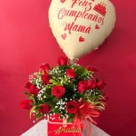 M29 - Arreglo floral con rosas y globo personalizado.
