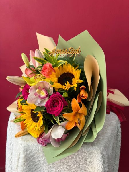 M33 - Bouquet con flores variadas.