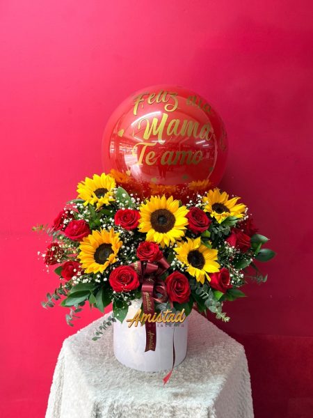 M4 - Caja decorativa con girasoles, rosas y globo personalizado.