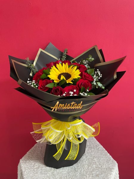 M40 - Bouquet con rosas y girasol.