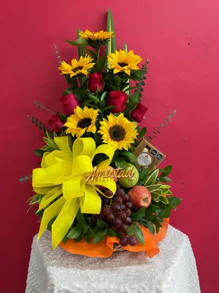 M41 - Bouquet con rosas, girasoles, chocolates y frutas.
