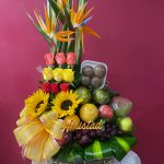 M43 - Bouquet con rosas, girasoles, aves de paraíso y frutas.