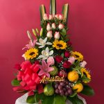 M44 - Bouquet con flores variadas y frutas.