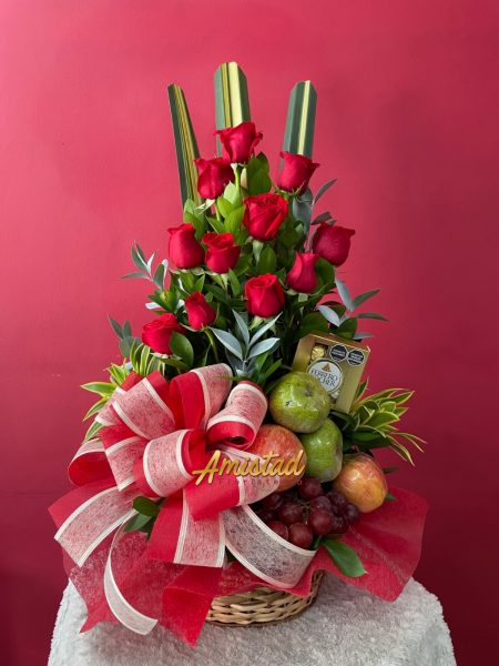 M44 - Arreglo floral con rosas, chocolates y frutas.
