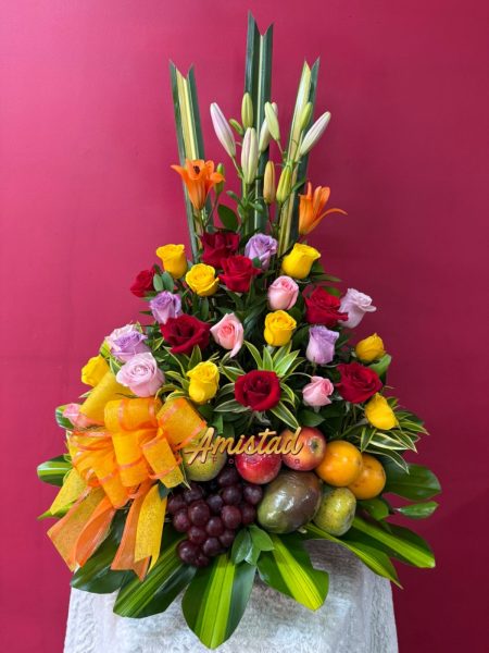M46 - Arreglo floral con rosas, lirios y frutas.