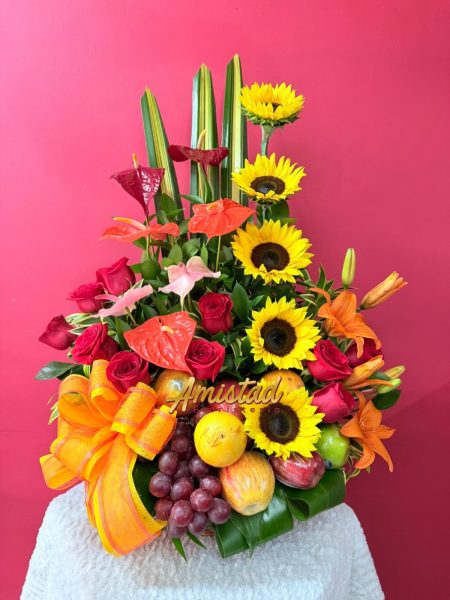 M48 - Arreglo floral con girasoles, anturios, lirios, rosas y frutas.
