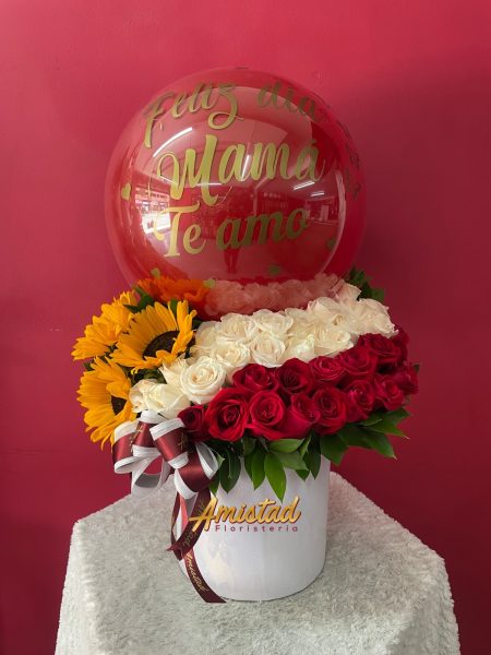 M5 - Caja decorativa con girasoles, rosas y globo personalizado.
