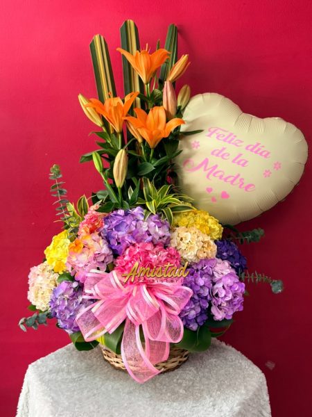 M50 - Arreglo floral con lirios, hortensias y  globo personalizado.