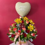 M6 - Caja decorativa con rosas, cymbidium y globo personalizado.