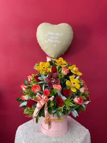 M6 - Caja decorativa con rosas, cymbidium y globo personalizado.