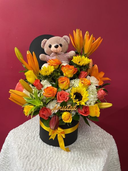 M7 - Caja decorativa con lirios, girasoles, rosas, hortensias y peluche pequeño.