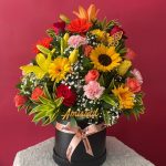 M8 - Caja decorativa con flores variadas y pin mariposa.