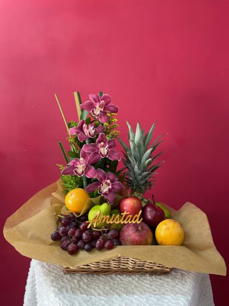M41 - Canasta con flores variadas y frutas.