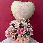 M32 - Cartera con flores variadas y globo personalizado.
