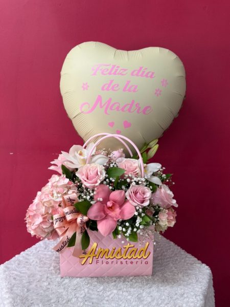 M32 - Cartera con flores variadas y globo personalizado.