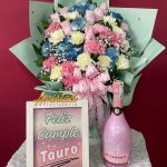 CT1 - Bouquet con flores variadas, licor y portarretratos personalizado.