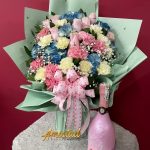 CT3 - Bouquet mediano con flores variadas y licor.