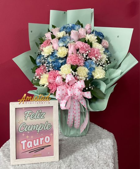 CT2 - Bouquet con flores variadas y portarretratos personalizados.
