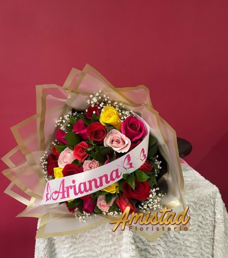 P3 - Bouquet con rosas y cinta personalizada.