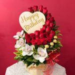 A14 - Caja decorativa con rosas, cymbidiums y chocolates.
