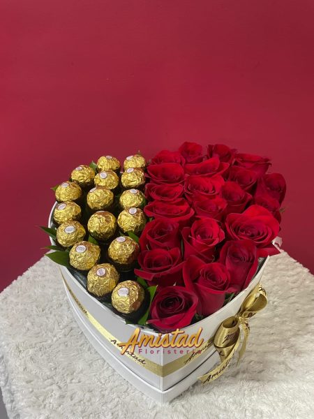 A13 - Caja decorativa con rosas y chocolates.