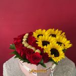 A12 - Caja decorativa con rosas, girasoles y chocolates.
