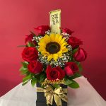 A7 - Caja decorativa con rosas, girasol y chocolatina.