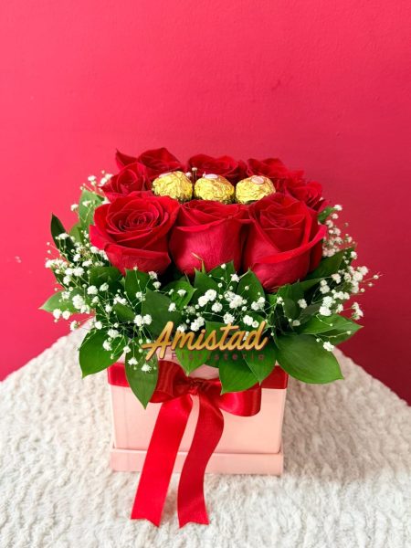 A6 - Caja decorativa con rosas y chocolates.