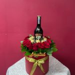A16 - Caja decorativa con rosas, chocolates y licor.