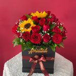 A8 - Caja decorativa con rosas y girasoles.
