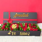 A9 - Caja decorativa con rosas y chocolates.