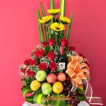 A19 - Canasta con rosas, girasoles, frutas y licor.