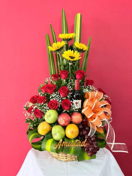 A19 - Canasta con rosas, girasoles, frutas y licor.