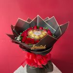 A3 - Bouquet con rosas y chocolates.