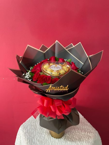 A3 - Bouquet con rosas y chocolates.