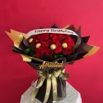 A4 - Bouquet con rosas, chocolates y cinta personalizada.